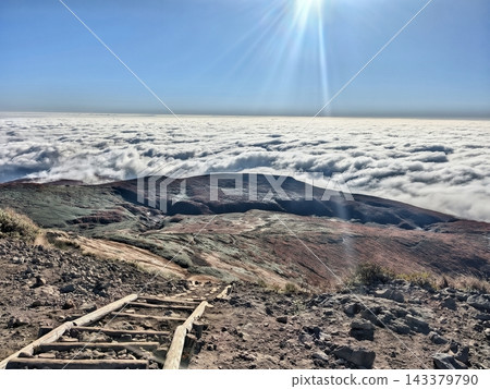 從秋季健行步道上可以欣賞到壯麗的全景，俯瞰山頂的木棧道和雲海。 143379790