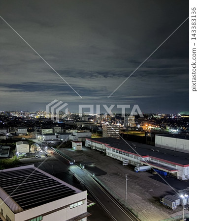 城市和工業區的夜景,夜空和城市燈光向外延伸。 城市和工業區的夜景,夜空和城市燈光向外延伸。 143383136
