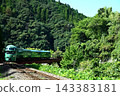 一列綠色的火車穿梭在山巒之間 143383181