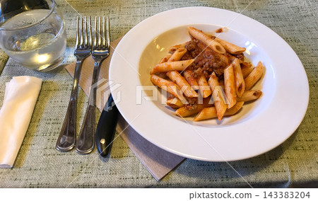 桌上擺放著肉醬通心粉、叉子和刀。 桌上擺放著肉醬通心粉、叉子和刀。 143383204