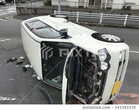 交通事故現場,一輛白色微型車在路上翻車。 交通事故現場,一輛白色微型車在路上翻車。 143383370