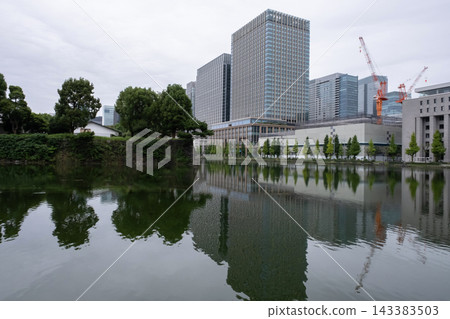 雨天的寂靜籠罩著皇宮護城河及周圍景色。 143383503