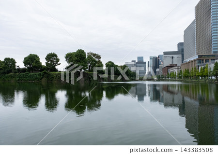 雨天的寂靜籠罩著皇宮護城河及周圍景色。 143383508