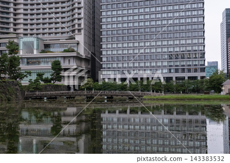 雨天的寂靜籠罩著皇宮護城河及周圍景色。 143383532