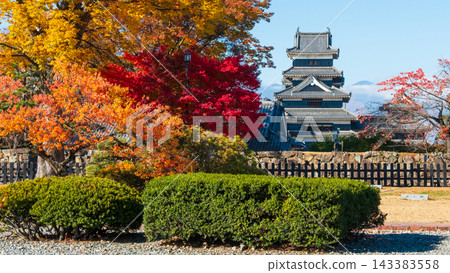 Matsumoto Castle (autumn) Matsumoto Castle (autumn) 143383558