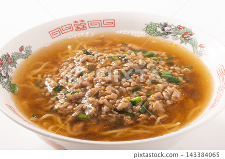 濃稠醬汁的豬肉韭菜拉麵。 濃稠醬汁的豬肉韭菜拉麵。 143384065