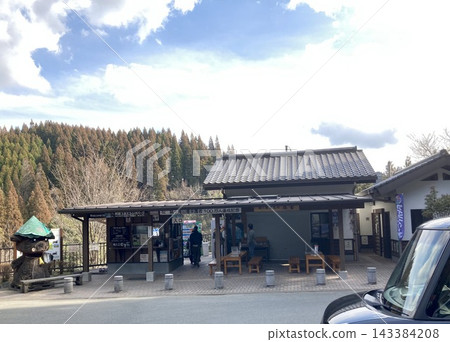 熊本縣小國町的鍋瀧瀑布,周圍綠樹環繞。 熊本縣小國町的鍋瀧瀑布,周圍綠樹環繞。 143384208