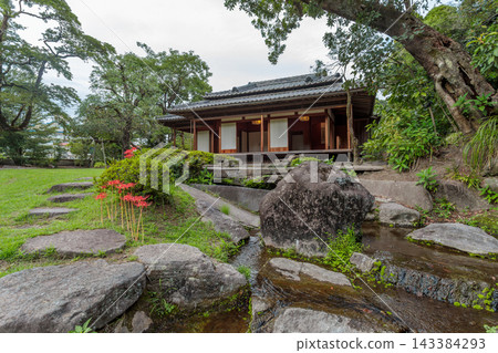 從溪邊眺望,可以看到彼岸花盛開,溪流中是島津家族玉裡故居花園裡的茶室。 從溪邊眺望,可以看到彼岸花盛開,溪流中是島津家族玉裡故居花園裡的茶室。 143384293