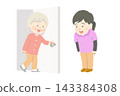 一位身穿polo衫的女士拜訪了一位老年女顧客的家。 143384308