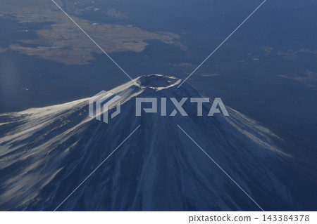 從飛機上看到的富士山 143384378