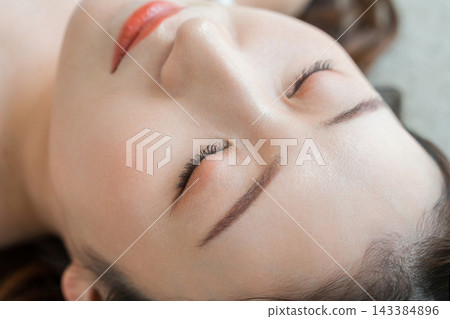 一張女性臉部特寫,她雙眼緊閉。這張美照突顯了她的眉毛、眼睛和清透亮麗的肌膚。 一張女性臉部特寫,她雙眼緊閉。這張美照突顯了她的眉毛、眼睛和清透亮麗的肌膚。 143384896
