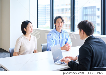 一對夫婦在辦公室討論人生規劃和資產累積。 一對夫婦在辦公室討論人生規劃和資產累積。 143384922