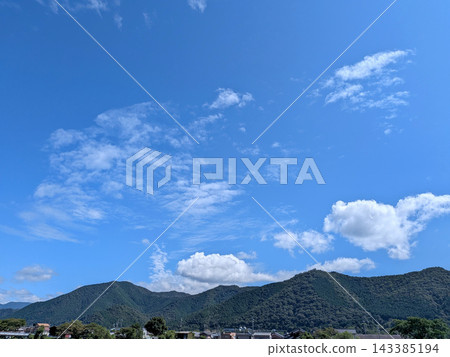 鬱鬱蔥蔥的山村景色,藍天白雲。 鬱鬱蔥蔥的山村景色,藍天白雲。 143385194