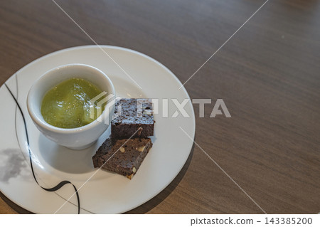 一盤巧克力烘焙食品和甜點。 143385200
