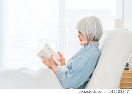 一位頭髮花白的老婦人住院了,正在病房裡看書。 一位頭髮花白的老婦人住院了,正在病房裡看書。 143385247