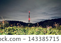 夜幕降臨，鄉村景色中，一座輸電塔在紅色飛機警示燈的襯托下熠熠生輝。 143385715
