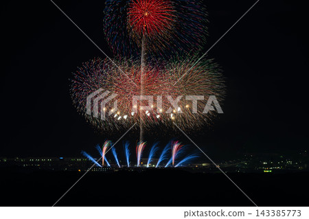 The Fukuroi Enshu Fireworks Festival in Fukuroi City, Shizuoka Prefecture, brilliantly colors the night sky. The Fukuroi Enshu Fireworks Festival in Fukuroi City, Shizuoka Prefecture, brilliantly colors the night sky. 143385773