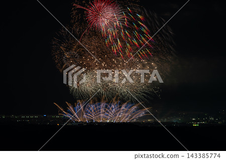The Fukuroi Enshu Fireworks Festival in Fukuroi City, Shizuoka Prefecture, brilliantly colors the night sky. The Fukuroi Enshu Fireworks Festival in Fukuroi City, Shizuoka Prefecture, brilliantly colors the night sky. 143385774