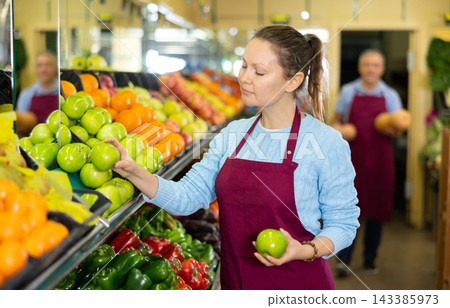 woman seller offers to buy apples 143385973