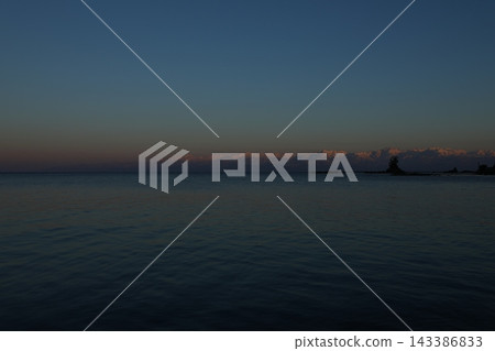 立山山脈沐浴在夕陽的柔和光暈中。 立山山脈沐浴在夕陽的柔和光暈中。 143386833