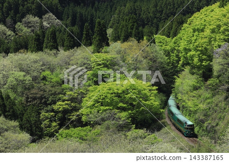 The original sightseeing limited express train, "Yufuin no Mori" The original sightseeing limited express train, "Yufuin no Mori" 143387165