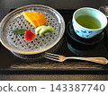日式餐桌上擺放著水果和綠茶。 143387740