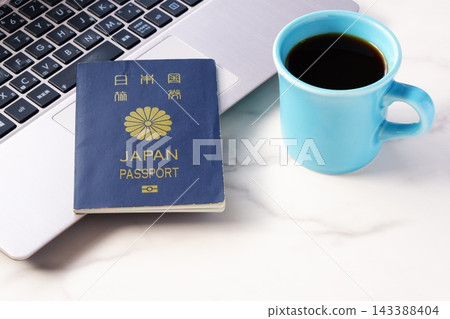 護照 - 準備護照（5年期普通護照，海軍藍）和計劃出國旅行的圖片 143388404