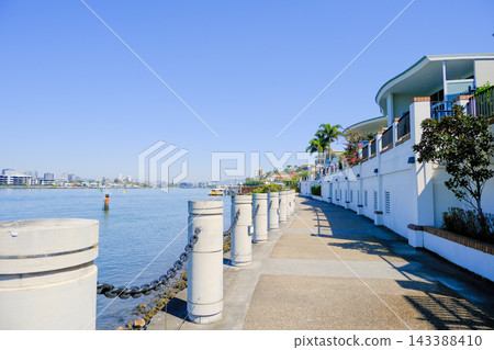 沿著布里斯班河有一條美麗的濱河步道,在湛藍的天空下,微風習習。 沿著布里斯班河有一條美麗的濱河步道,在湛藍的天空下,微風習習。 143388410