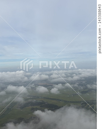 從飛機上看到的雲層和鄉村景色 從飛機上看到的雲層和鄉村景色 143388643