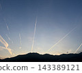 夕陽的尾跡懸掛在山脈之上。 143389121