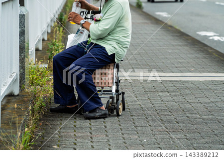 人們正在過橋上的人行道。 143389212