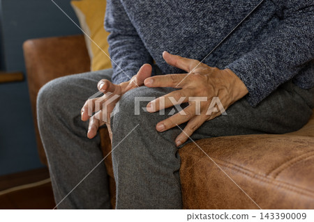 一名膝關節疼痛的男子 143390009