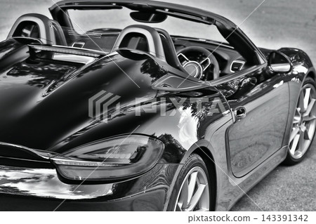 一輛亮黑色的Boxster Spyder跑車 一輛亮黑色的Boxster Spyder跑車 143391342