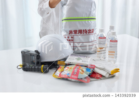 一名女子正在準備災難緊急物資。 143392039