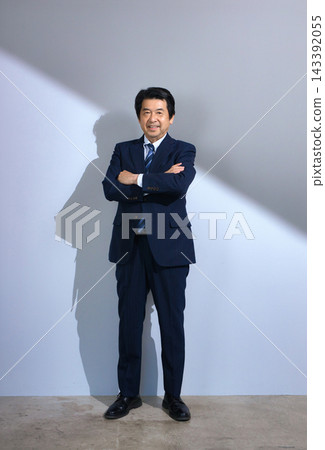 一位六十多歲、穿著西裝的男士 一位六十多歲、穿著西裝的男士 143392055