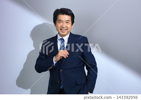 一位六十多歲、穿著西裝的男士 一位六十多歲、穿著西裝的男士 143392056