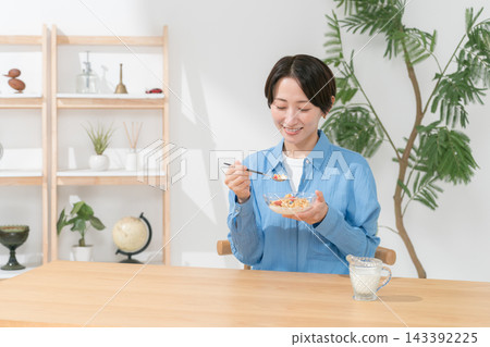 一個女人吃麥片 一個女人吃麥片 143392225