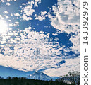 雲霧繚繞的天空和富士山 143392979