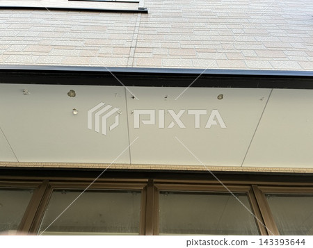 房屋屋簷上出現的損壞跡象和污漬 房屋屋簷上出現的損壞跡象和污漬 143393644