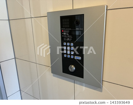 公寓大樓入口處的對講機 143393649