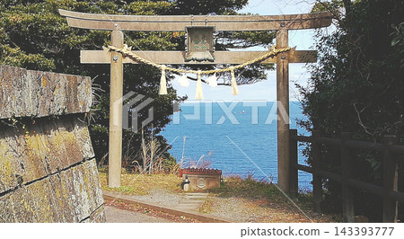 俯瞰大海和日本海景色的神社鳥居。 俯瞰大海和日本海景色的神社鳥居。 143393777