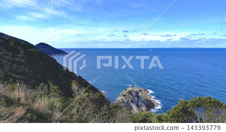 從海角可以欣賞到海岸線和廣闊的藍色海洋景色。 從海角可以欣賞到海岸線和廣闊的藍色海洋景色。 143393779
