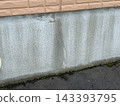 外牆下方的地基出現劣化跡象，並有污垢可見。 143393795