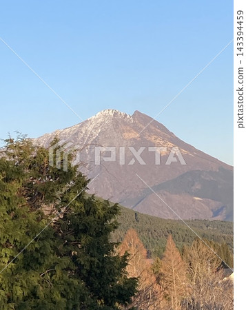 晴朗的冬日天空和白雪皚皚的玉府山。 晴朗的冬日天空和白雪皚皚的玉府山。 143394459