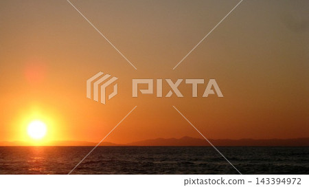 湛藍的天空,夕陽緩緩沉入大海。 湛藍的天空,夕陽緩緩沉入大海。 143394972