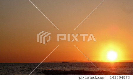 湛藍的天空,夕陽緩緩沉入大海。 湛藍的天空,夕陽緩緩沉入大海。 143394973