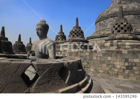 婆羅浮屠寺,位於印尼爪哇島日惹市,是世界遺產,也是世界三大佛教遺址之一。 婆羅浮屠寺,位於印尼爪哇島日惹市,是世界遺產,也是世界三大佛教遺址之一。 143395299
