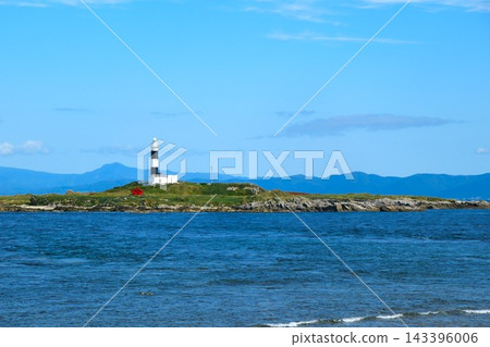 一座燈塔矗立在偏遠的島嶼上 一座燈塔矗立在偏遠的島嶼上 143396006