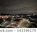 城市和工業區的夜景，夜空和城市燈光向外延伸。 143396170