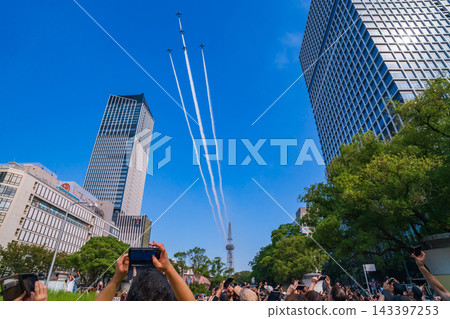 藍色衝擊號戰機在愛知縣名古屋市上空進行表演飛行。 藍色衝擊號戰機在愛知縣名古屋市上空進行表演飛行。 143397253